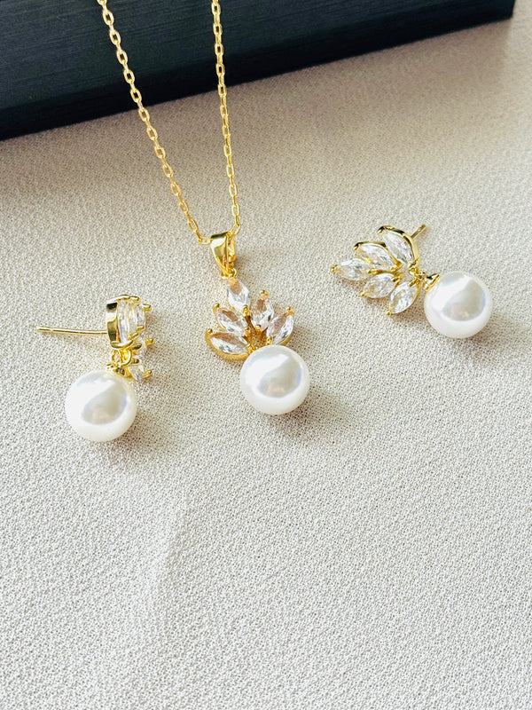 BESSIE- Gorgeous Pear-Shaped CZ And Pearl Necklace In Gold