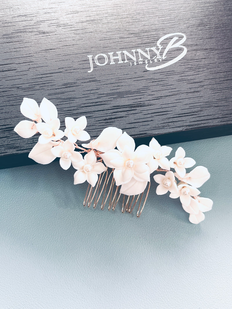 JASMINA- WHITE FLOWER CLAY HAIR COMB