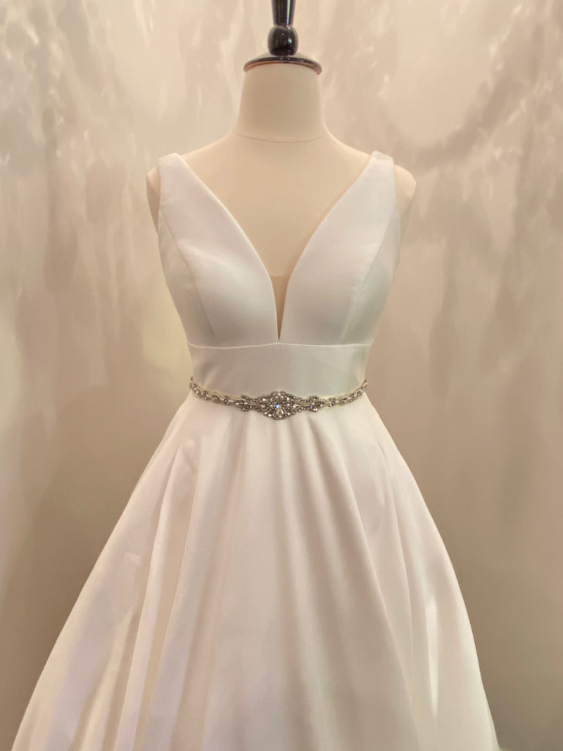 NICOLA - Slim, Refined Crystal And Pearl Belt Sash With Ornate Centre In Silver