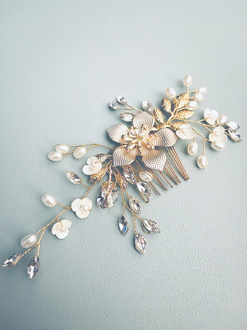 ERICA - Modern Flower With Pearl Hair Comb In Gold - JohnnyB Jewelry