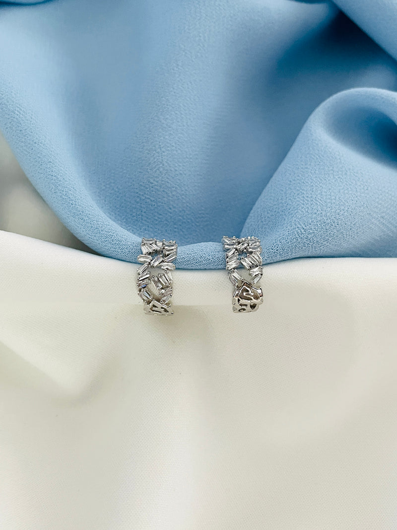 BROOKLYN - Multi-Crystal Modern Huggie Earrings In Silver